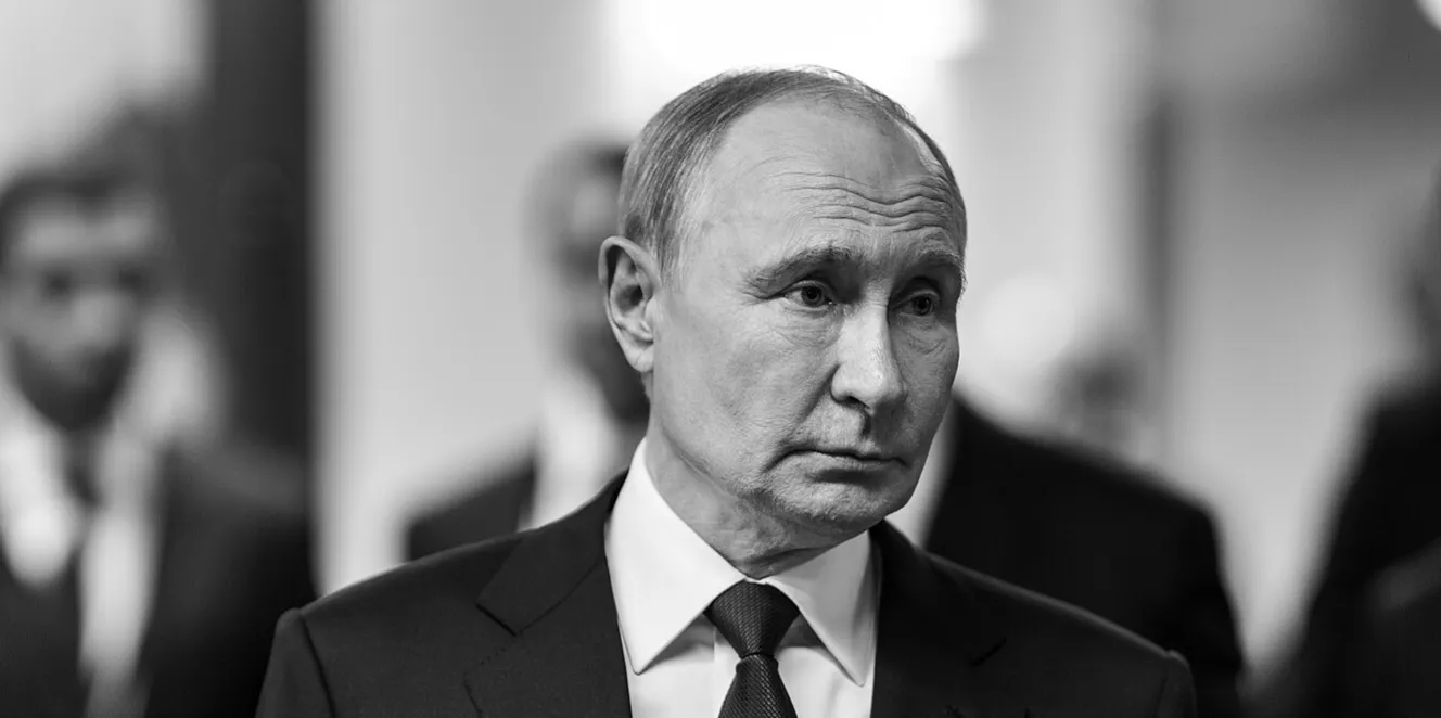 Et foto af The White House i Washington, D.C., set forfra med amerikanske flag foran bygningen. Bruges i en artikel om Vladimir Putin; nøgleord: Putin, Vladimir Putin for at lette søgning og kontekst omkring Ruslands forhold til USA.