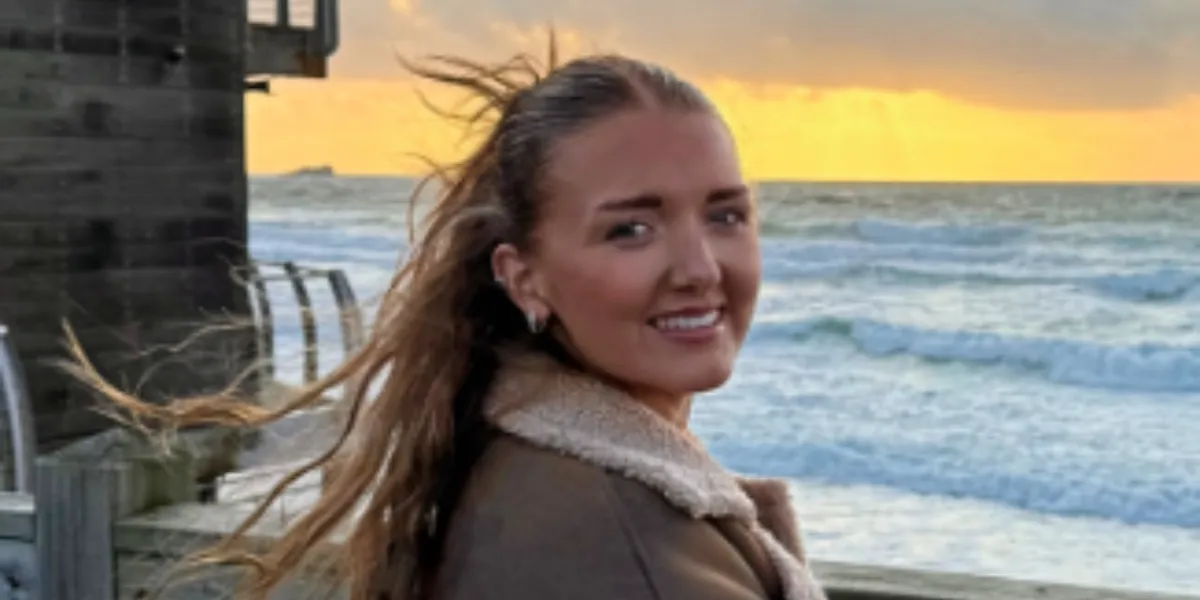 Et skærmbillede fra TikTok-appen, der viser en kort video i feedet på en mobilskærm. Beskrivelsen inkluderer søgeordet 25-aarig og refererer til artiklens emne.