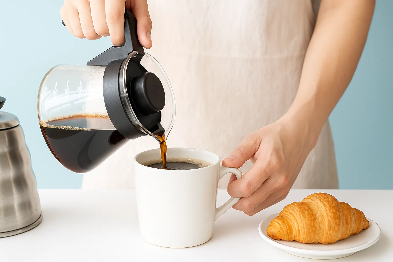 Et nærbillede af en varm kop kaffe med damp, placeret på et bord. Billedet har varme brune nuancer og fokuserer på koppen og dampen, hvilket passer til en artikel om kaffe.