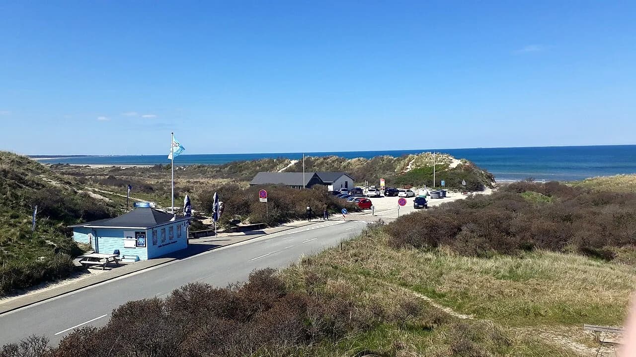 Det ikoniske blå ishus ved Tversted Strand, som er kendt for sine store gammeldags vaffelis.
