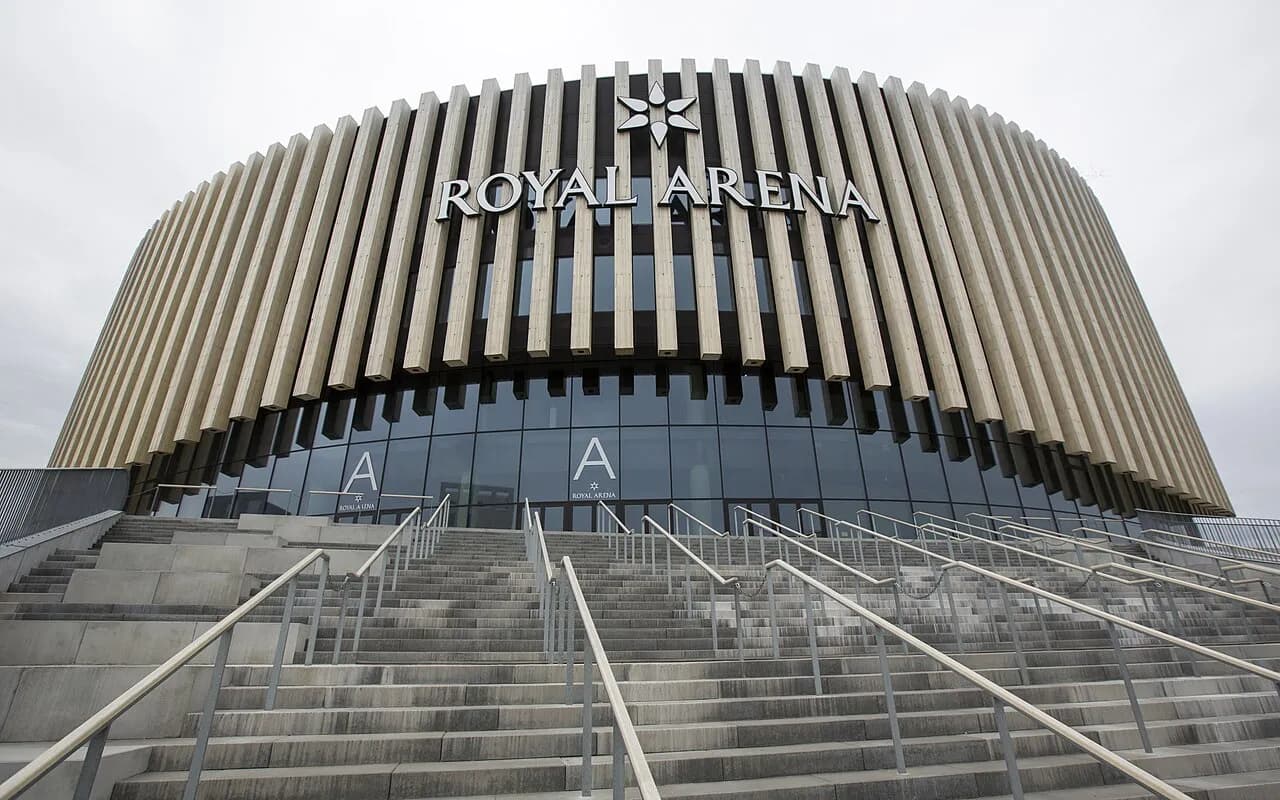 En udmærket udsigt over Royal Arena i Ørestad, København, med det moderne arkitektoniske design.