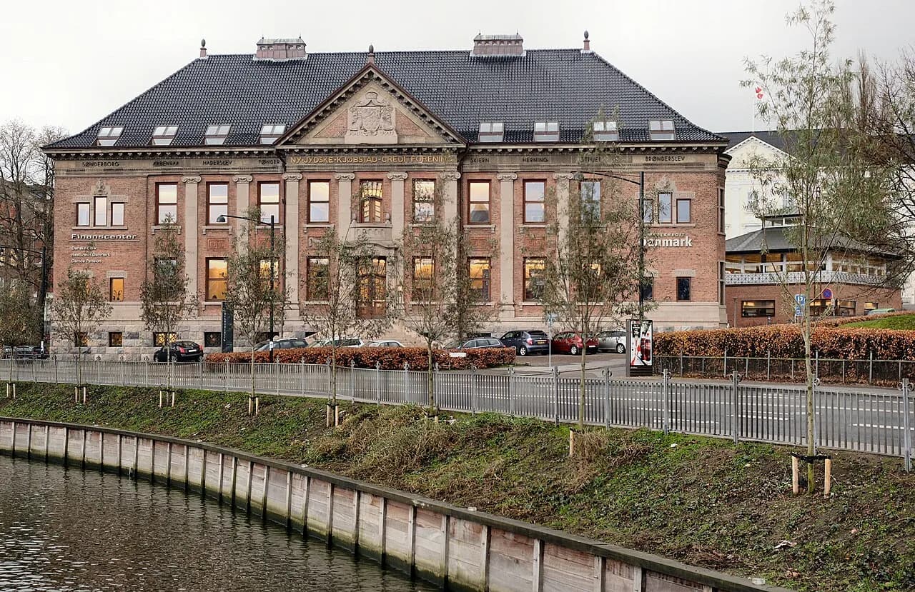 Bygningen Realkredit Danmark i Aarhus. Fotoet viser facaden og bygningens arkitektoniske udtryk.