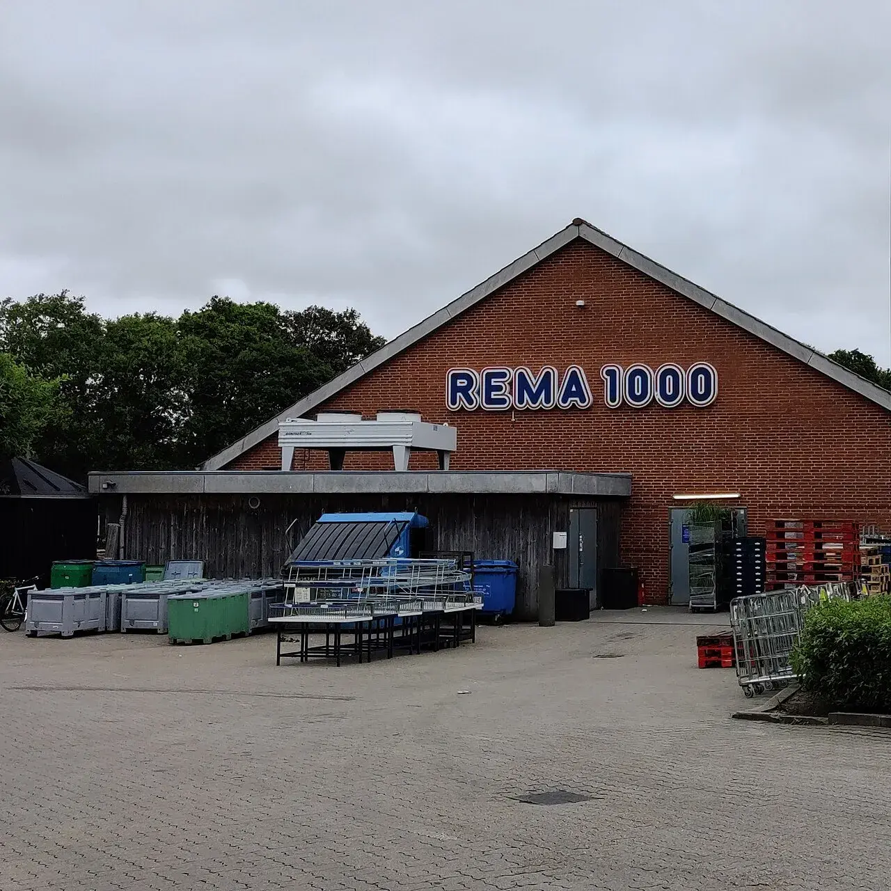 A cropped view of the Rema 1000 supermarket in Esbjerg, highlighting its modern design.