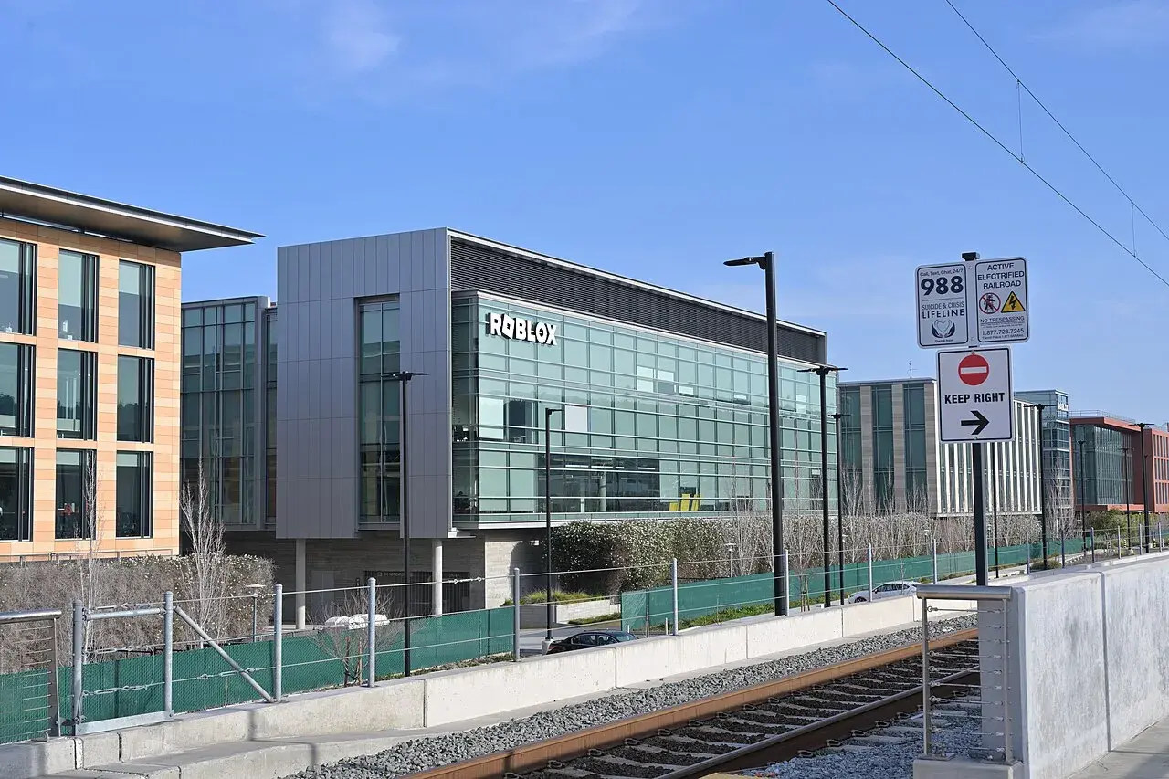Roblox-bygningen i San Mateo, Californien, fotograferet fra Caltrain-stationen. Billedet er taget i januar 2026.