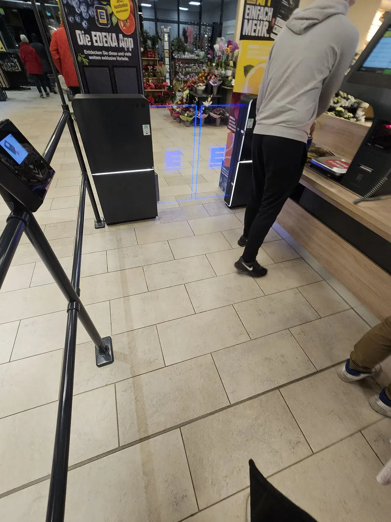 Selvbetjeningskasser i et EDEKA E-Center i Dürr, Tauberbischofsheim. Billedet viser kasseområdet og scannings-/betalingsstationerne.