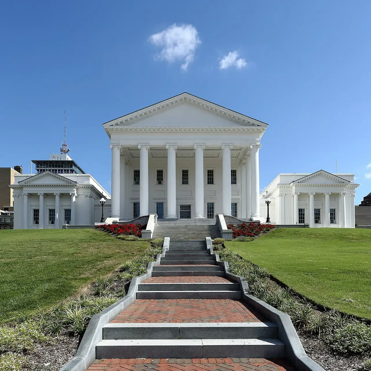 Virginia State Capitol-bygningen set en sen formiddag. Etableret regeringsbyggeri med tydelig arkitektur og facade.