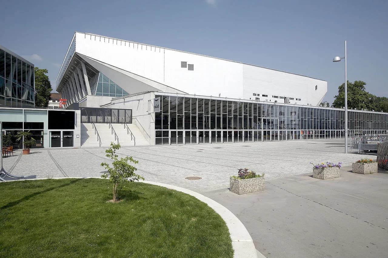 Udvendig facade af Wiener Stadthalle. Bygningen er et kendt koncert- og eventsted i Wien.