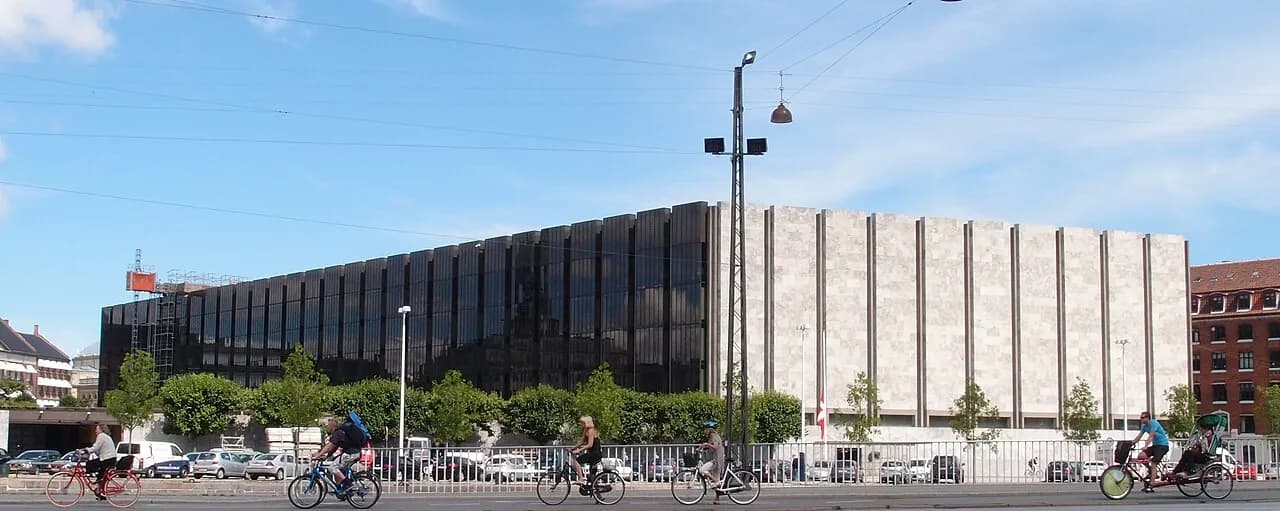 Danmarks Nationalbank set i København. Bygningen er et markant eksempel på dansk arkitektur og finansiel historie.