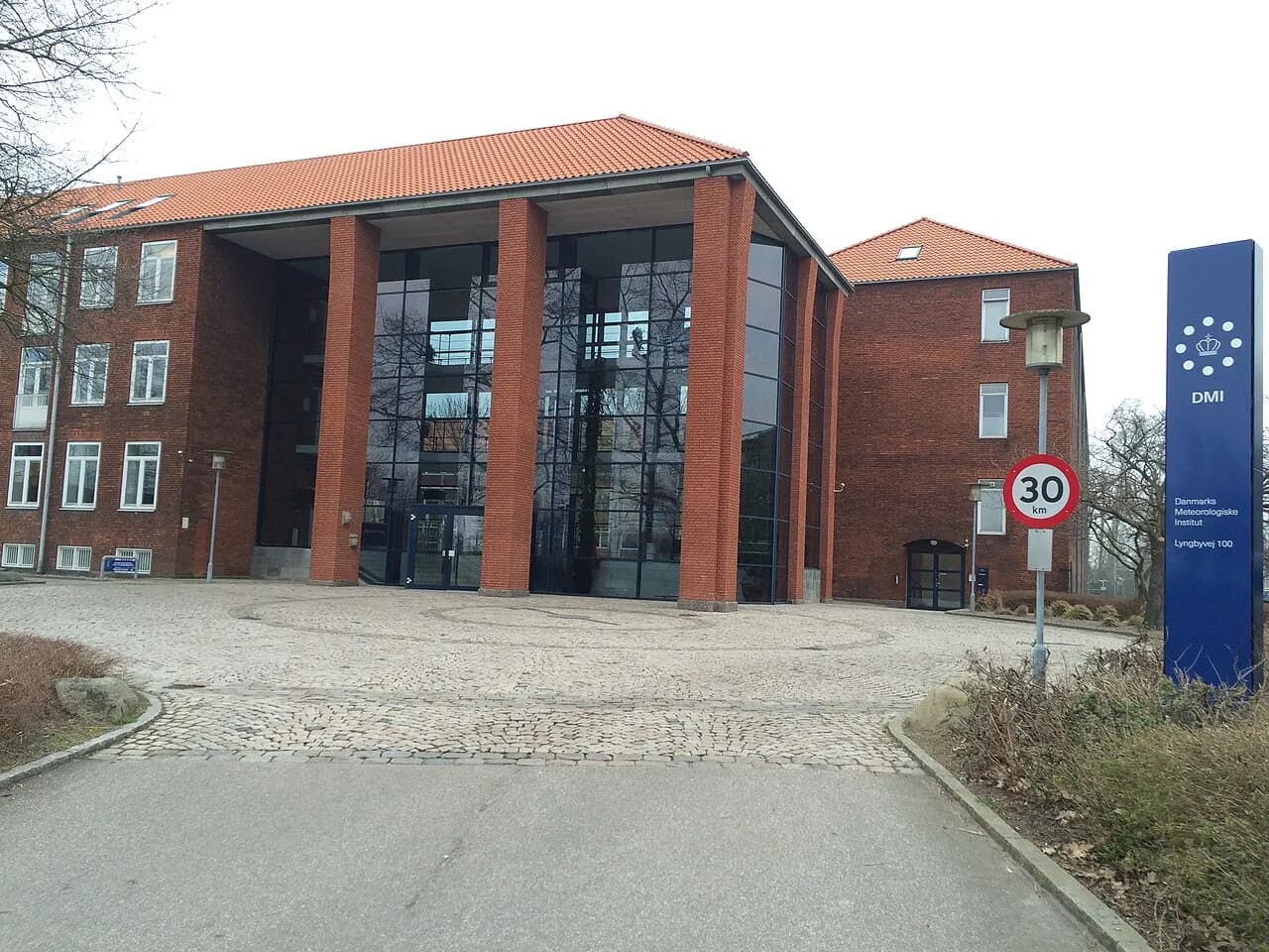 Danmarks Meteorologiske Institut (DMI) i København, fotograferet som en del af den nationale meteorologiske infrastruktur. Billedet viser bygningens ydre og placering i bymiljøet.