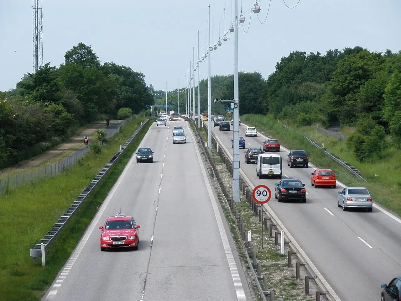 Hillerødmotorvejen set mod nordvest fra Høje Gladsaxe Vej (afkørsel 1). Billedet viser motorvejens infrastruktur og vejmiljøet i området.