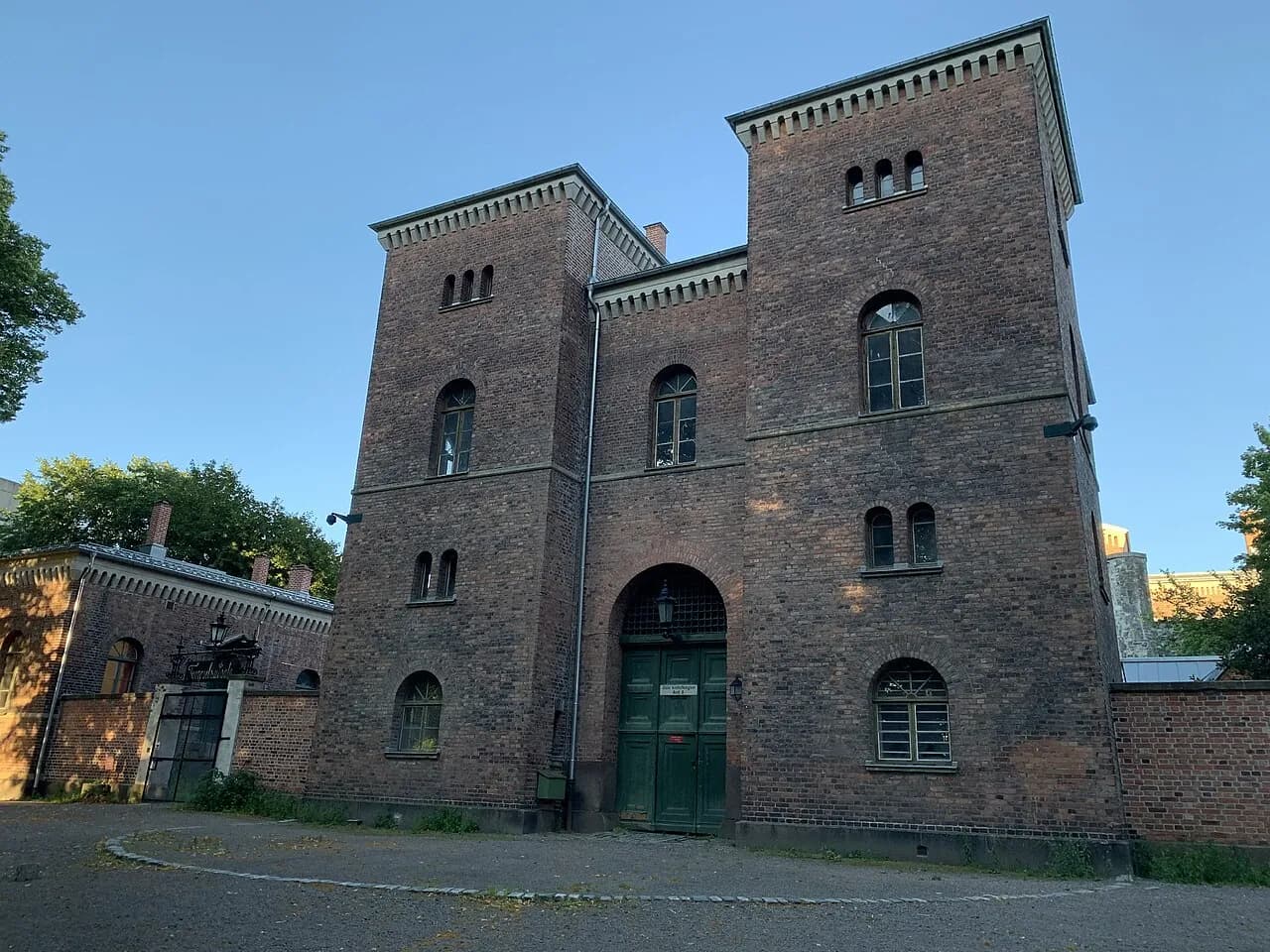 Foto af indgangen til Oslo fængsel. Bygningen og adgangsområdet fremstår tydeligt i et udendørs miljø.