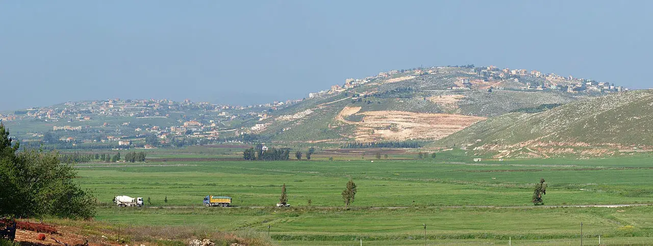 Et landskabsbillede fra Khiam i Nabatieh-provinsen i Libanon. Fotoet viser den lokale natur og bebyggelse i området.