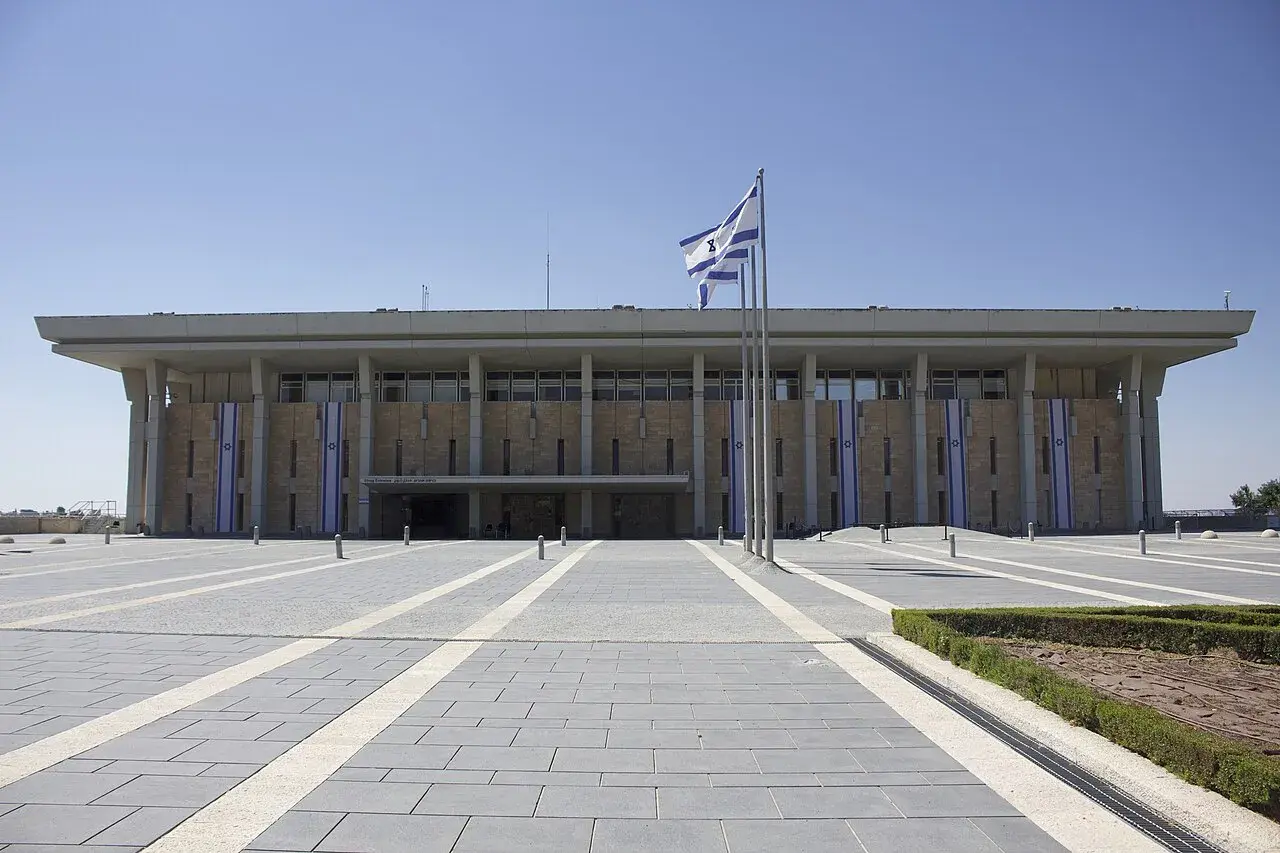 Fotografi af Knesset-bygningen i Jerusalem, Israels parlament. Billedet viser bygningens facade og arkitektoniske detaljer.
