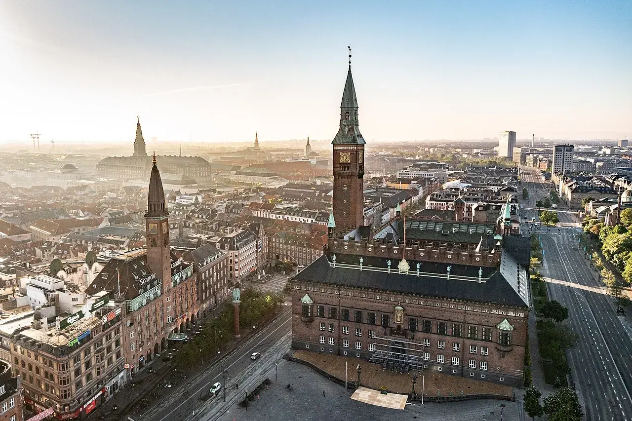 Et bredt udsyn over Københavns Rådhus på Rådhuspladsen med historiske bygninger i baggrunden.