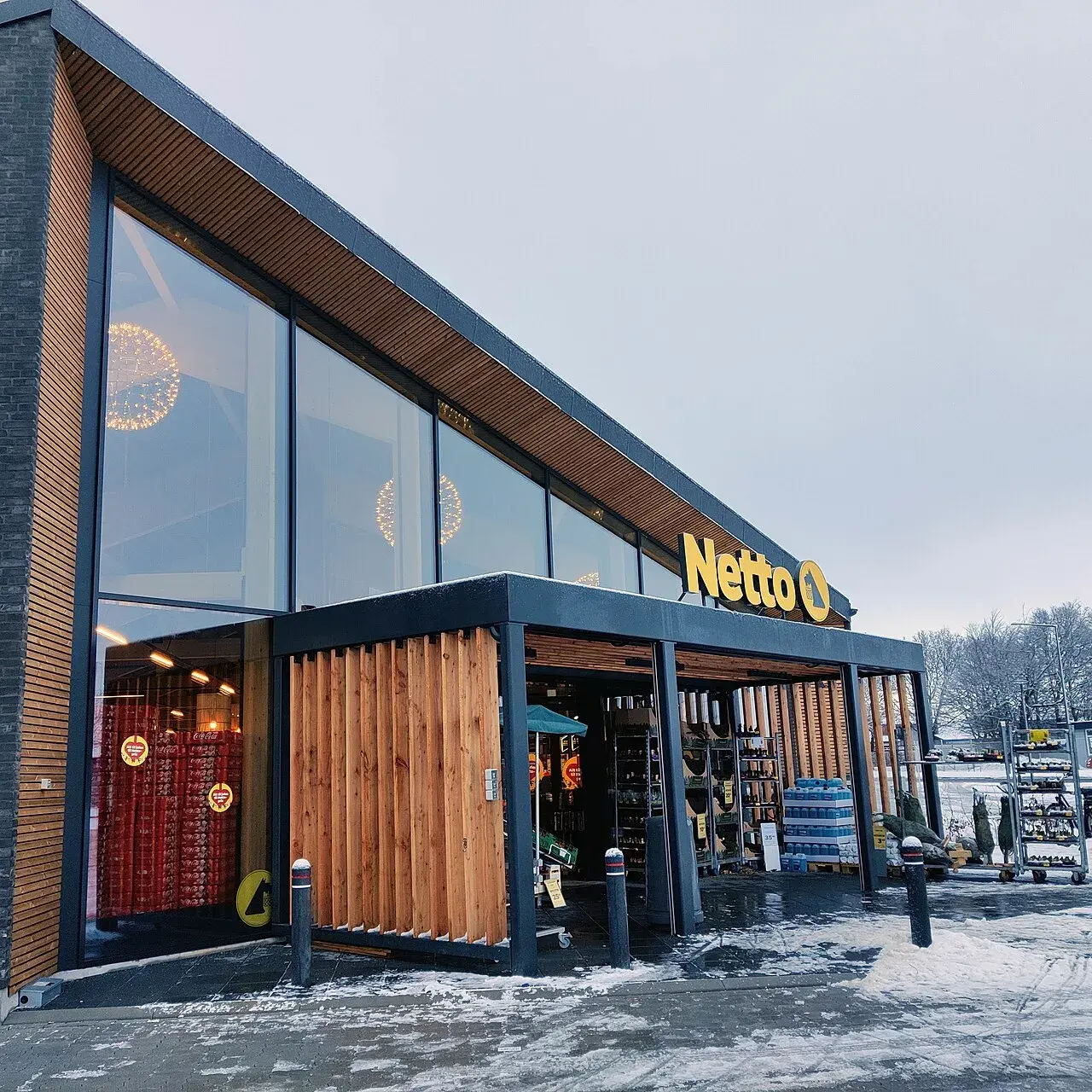 Et beskåret udsnit af Netto-butikken på Stengårdsvej. Billedet viser facaden og butiksmiljøet i byens gadebillede.