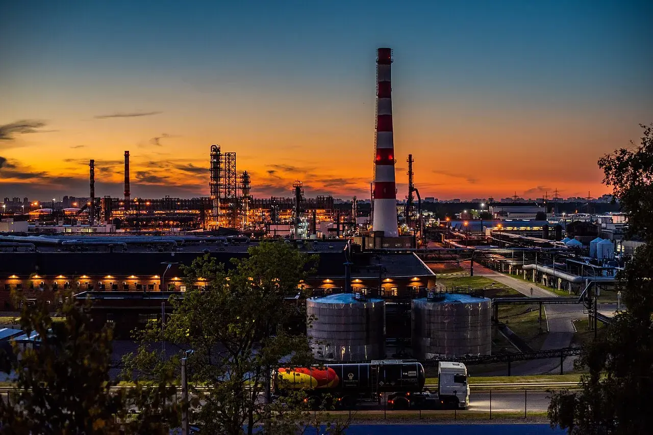 Et olieraffinaderi i Moskva. Billedet illustrerer industrikomplekset og infrastrukturen omkring raffinering.