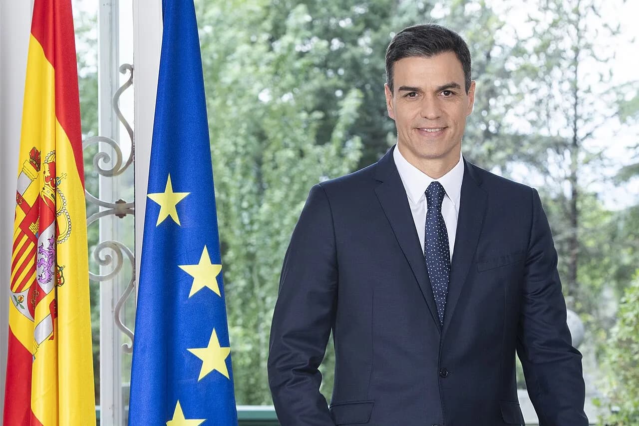 Statsminister Pedro Sánchez ses i et officielt portræt. Billedet er taget i forbindelse med hans rolle som regeringsleder.