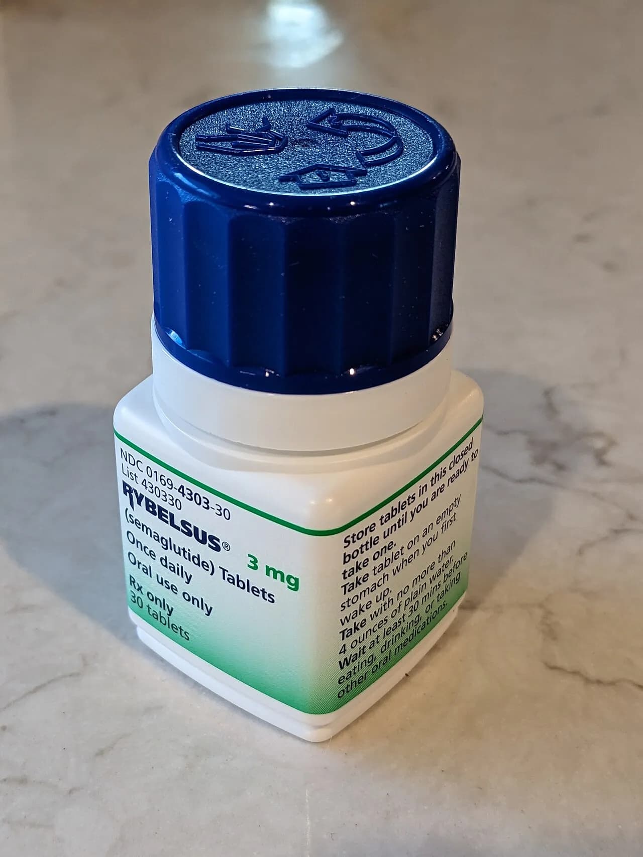 Et billede af Rybelsus (semaglutid) 3 mg i en vinklet visning. Billedet kan bruges som illustration af vægttabs- og diabetesrelateret medicin.