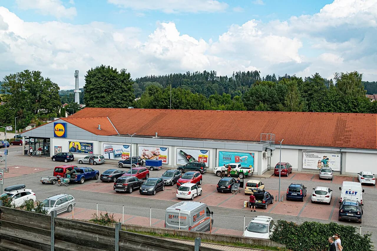 Indvendigt billede af et Lidl-supermarked i Nové Pace med fokus på butikslayout og hylder. Stemningen er lys og hverdagspræget.