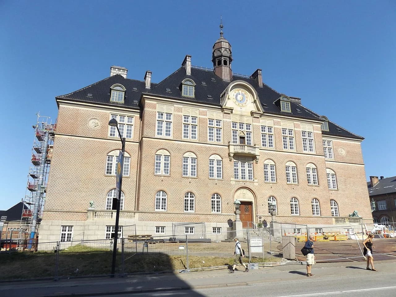 Fotografi af Tinghuset i Aarhus. Bygningen fremstår tydeligt i et arkitektonisk perspektiv.