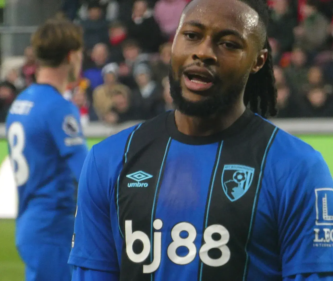 Alex Scott og Antoine Semenyo under en kamp mellem Brentford og AFC Bournemouth. Billedet viser de to spillere i aktion.