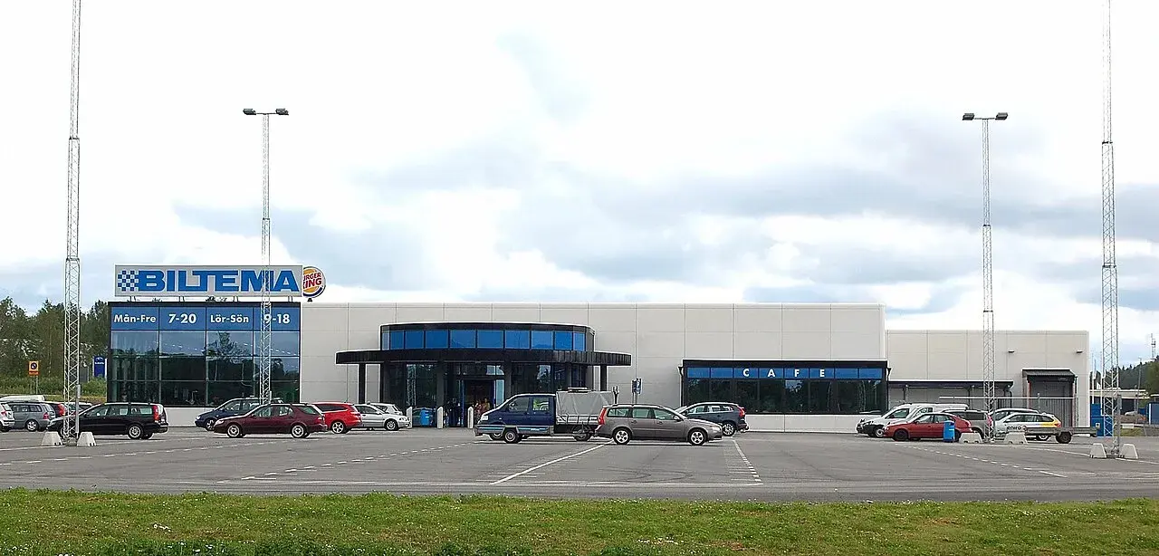 Biltema-butikken i Karlskoga. Billedet viser forretningens facade og skiltning.