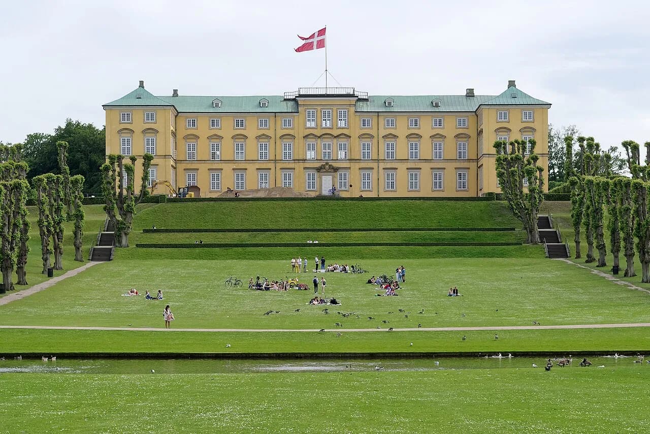 Frederiksberg Slot set i Frederiksberg, Danmark. Fotografiet fremhæver bygningens markante arkitektur og placering i bymiljøet.