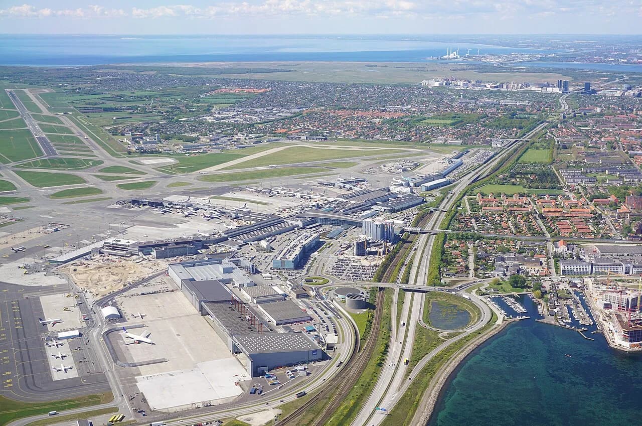 Luftfoto af Københavns Lufthavn. Billedet viser lufthavnens placering og omfang i landskabet omkring København.
