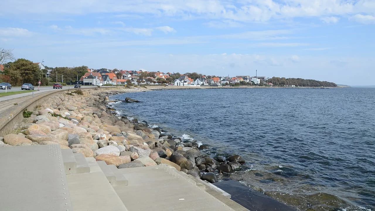 Kyststrækning langs Simons Bakke/Thisted Kystvej i Thisted. Billedet viser naturen og kystlandskabet ved Limfjorden.
