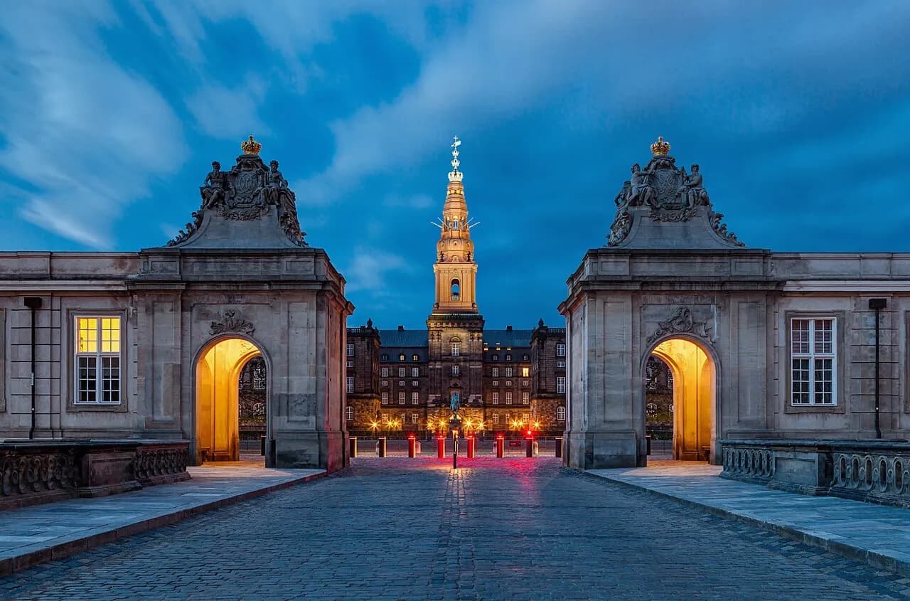 Christiansborg Slot set fra Marmorbroen i København. Billedet viser slottets imponerende arkitektur.