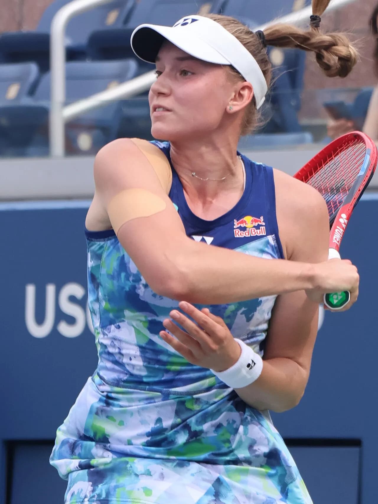 Elena Rybakina spiller i første runde af 2023 US Open. Hun er en af de deltagende spillere i denne store tennisturnering.