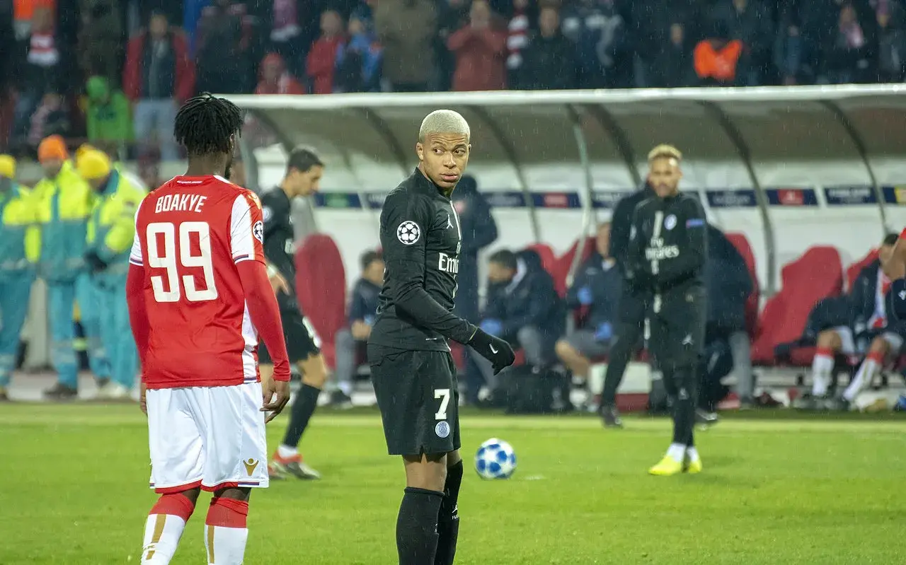 Kylian Mbappé fotograferet i forbindelse med fodbold. Billedet viser ham i fokus med tydelig sportslig kontekst.