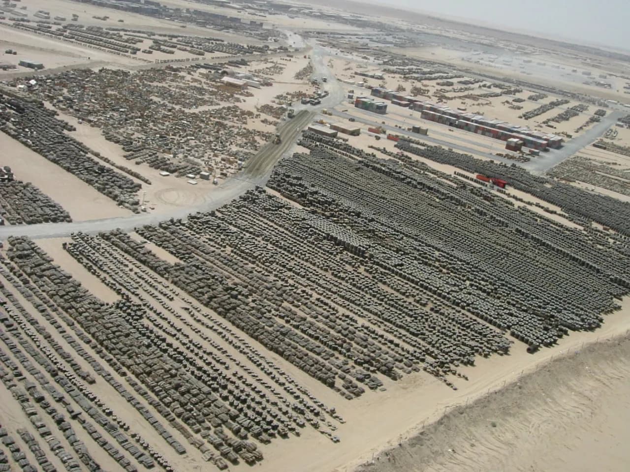 Tusindvis af dæk og andet udstyr på en opbevaringsplads på Camp Arifjan i Kuwait. Stort set alle køretøjer og kampudstyr, der losses fra MSC-skibe i Port of Ash Shuaybah, gør holdt på Camp Arifjan, før de sendes til deres endelige destination i Mellemøsten.