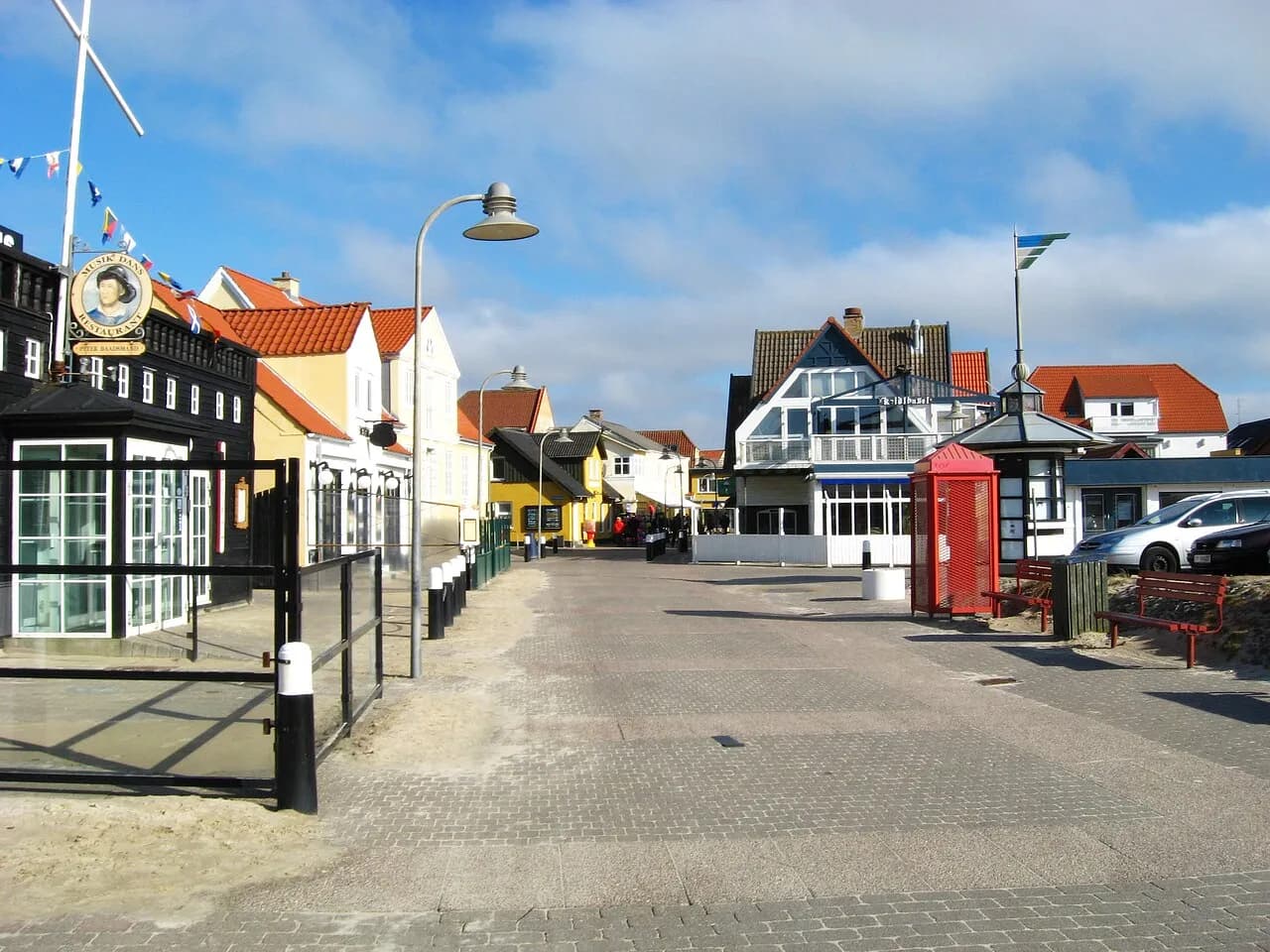Løkken er en by i Danmark, der er kendt for sin smukke strand og hyggelige atmosfære.