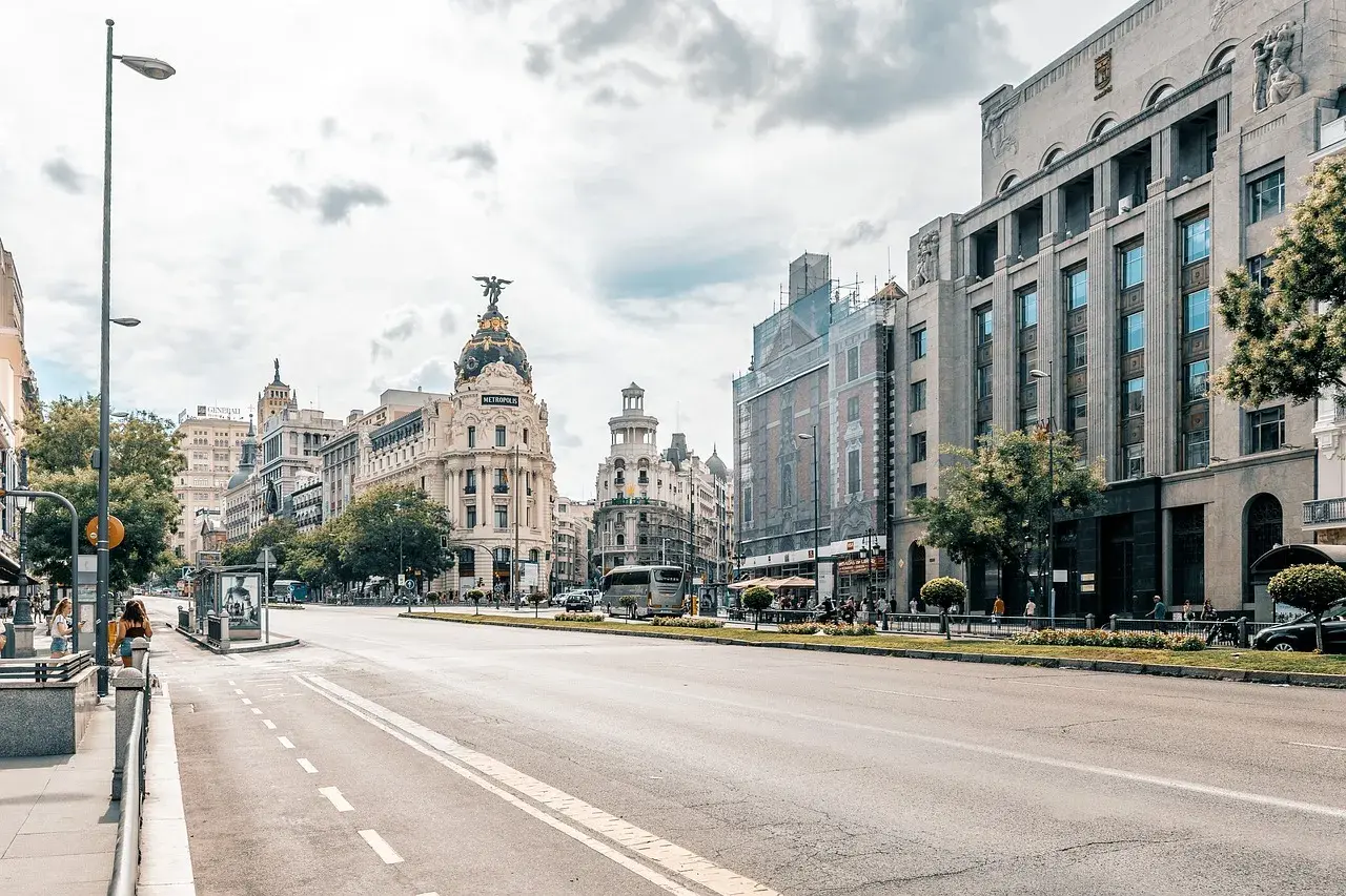 Et bybillede af Madrid, der viser byens arkitektur, gader og natur. Billedet viser en smuk og livlig by.