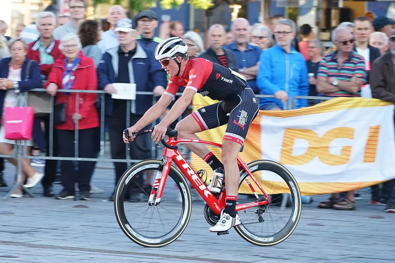 Mads Pedersen, en dansk racercykelrytter fra Trek-Sagafredo, under Stjerneløbet den 14. juni 2017 i Roskilde, Danmark. Billedet viser ham i fuld fart under løbet.