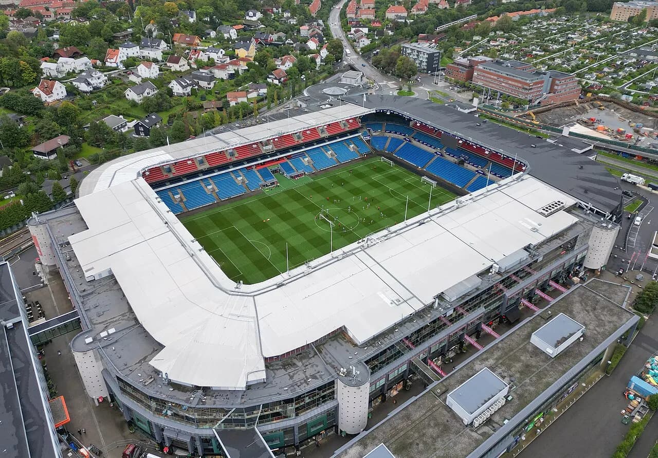 Ullevaal Stadion er hjemmebane for Norges fodboldlandshold og ligger i Oslo. Stadionet er et af de mest kendte i Norge.
