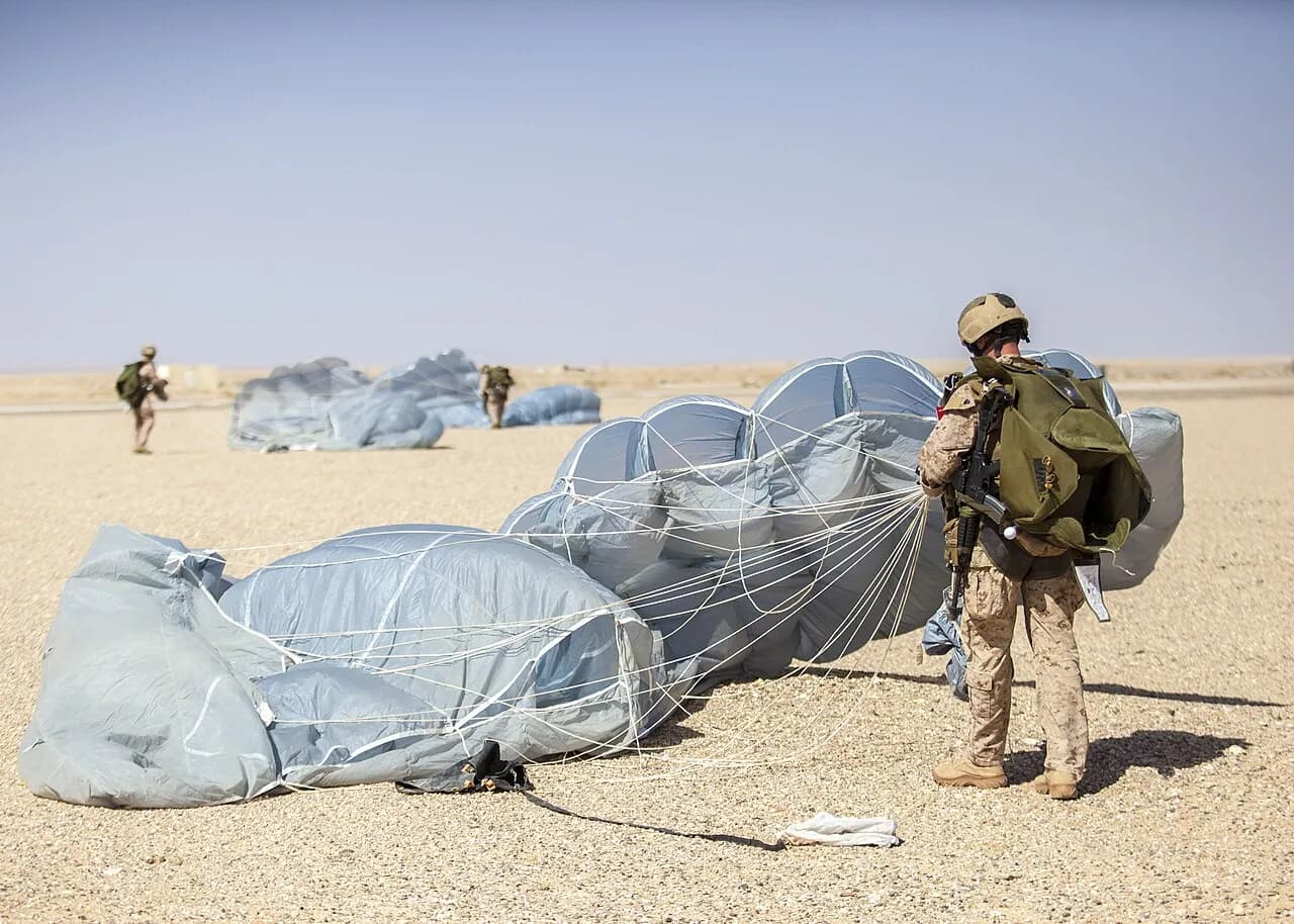 En amerikansk marine soldat under faldskærmsoperation ved King Faisal Air Base i Jordan under øvelsen Eager Lion i 2013.