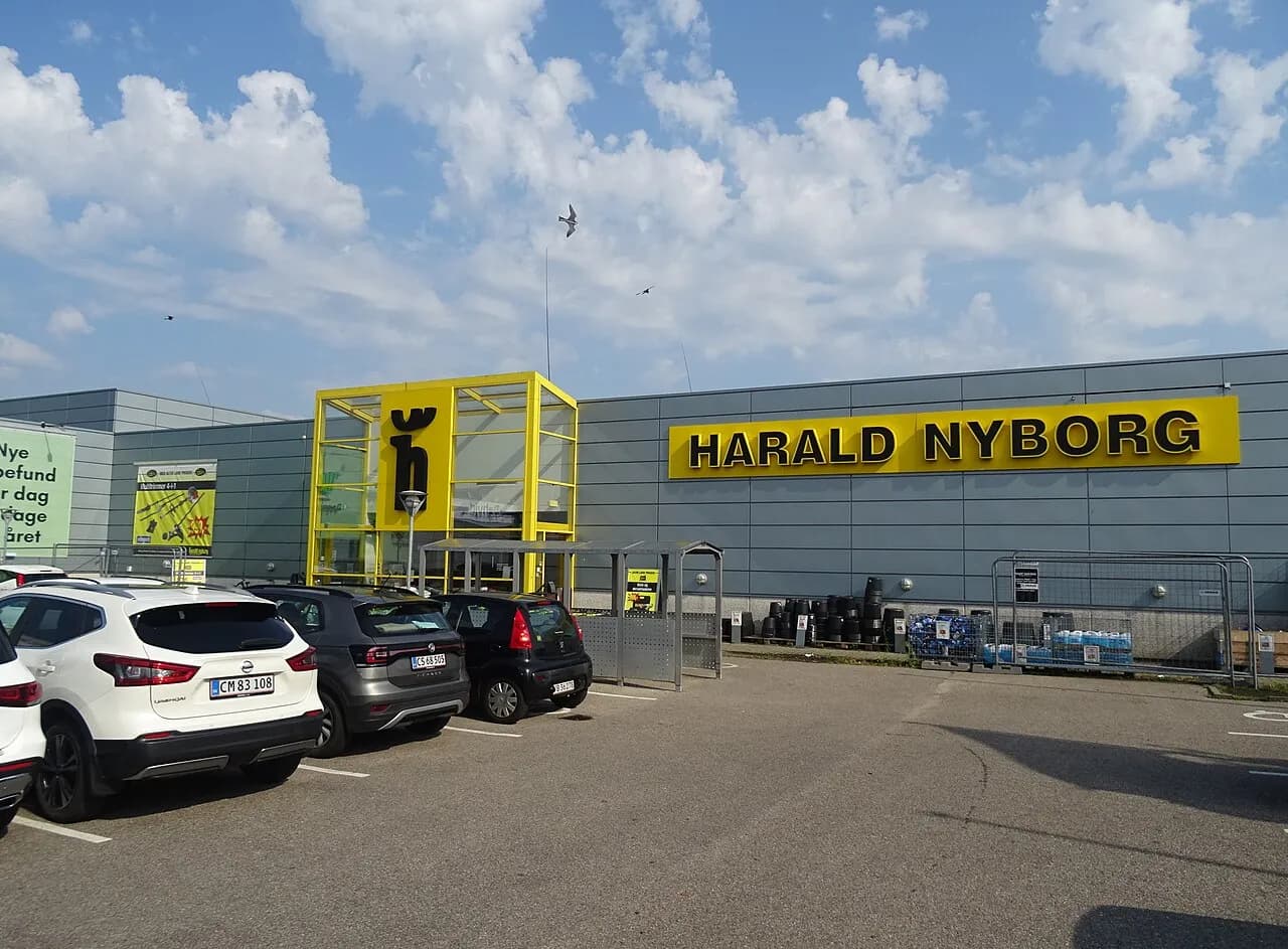 En moderne Harald Nyborg-butik beliggende i Trekroner ved Roskilde, fotograferet i dagslys.