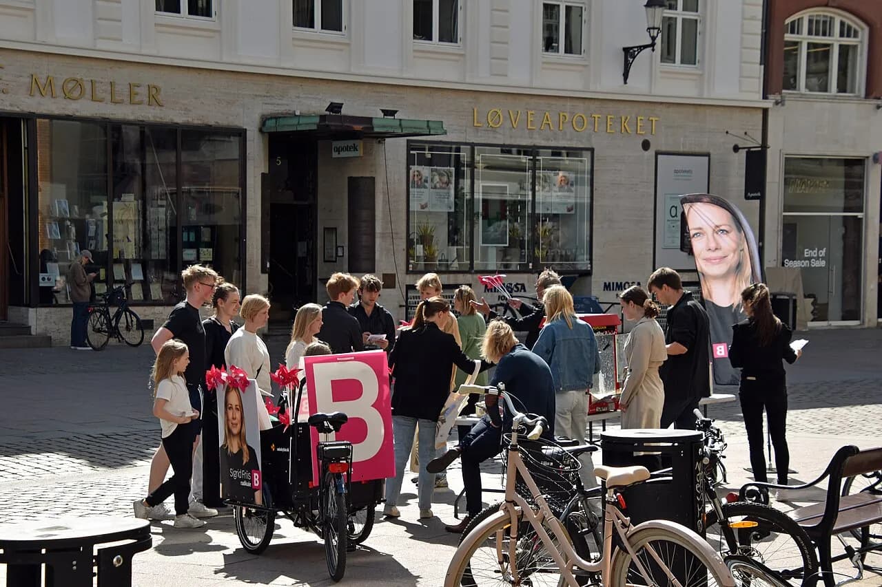 Radikale Venstre demonstrerer under EP-valget 2024 på Store Torv i København.