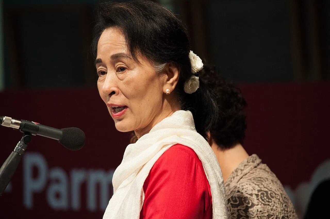 Aung San Suu Kyi er portretteret i Parma, hvor hun viser sin tilstedeværelse i byen.