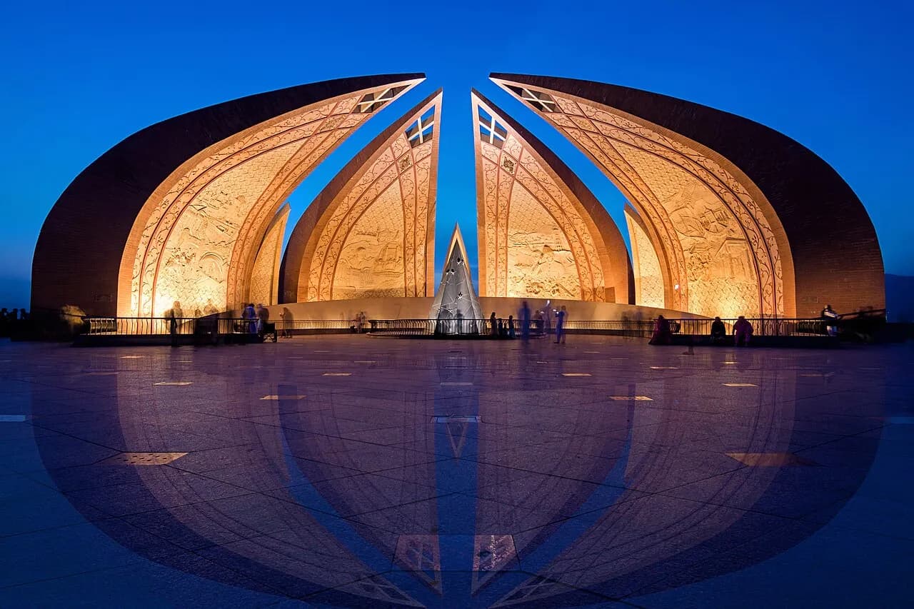 Pakistan Monument ses i det blå time-lys, hvor monumentet fremstår roligt og tydeligt under bløde, diffust oplyste forhold.