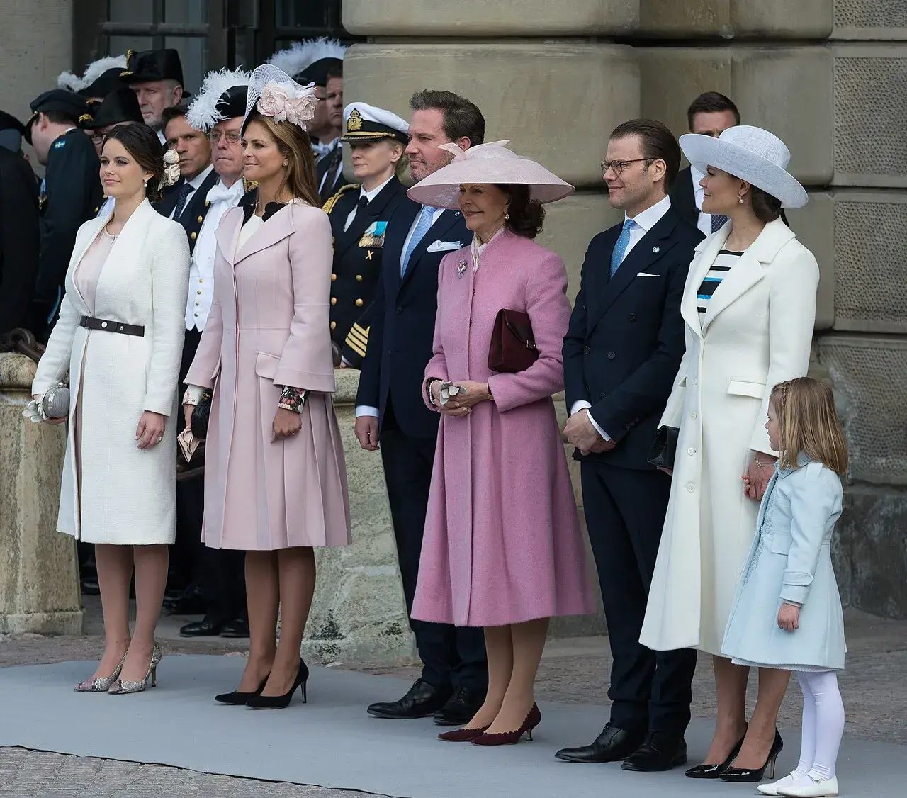 Carl XVI Gustaf fejrer sin 70-årsdag i gårdspladsen ved det kongelige palads i Stockholm den 30. april 2016. Fotoet viser ceremonien i den ydre gård.