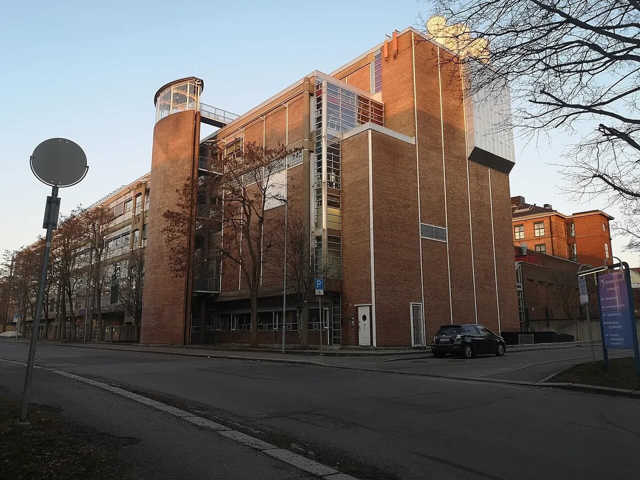 Hovedkontoret til Folkehelseinstituttet i Lovisenberggata 8 i Oslo. Den nyeste bygningsdel blev opført i 1969.