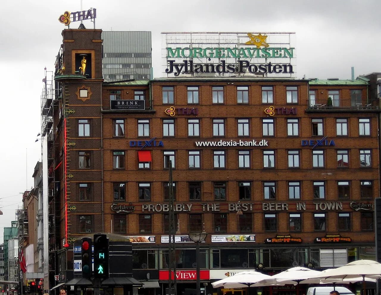 Et Jyllands-Posten-logo monteret på en bygning i København. Billedet viser avisens branding i bymiljøet.