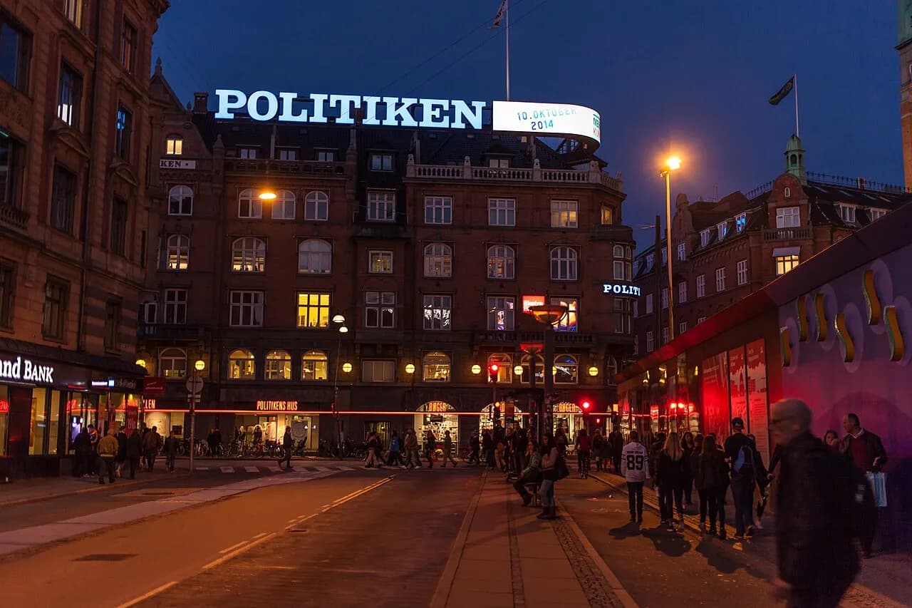 Politikens Hus, som huser avisen Politiken, set udefra. Bygningen ligger i København og er et markant vartegn i bybilledet.