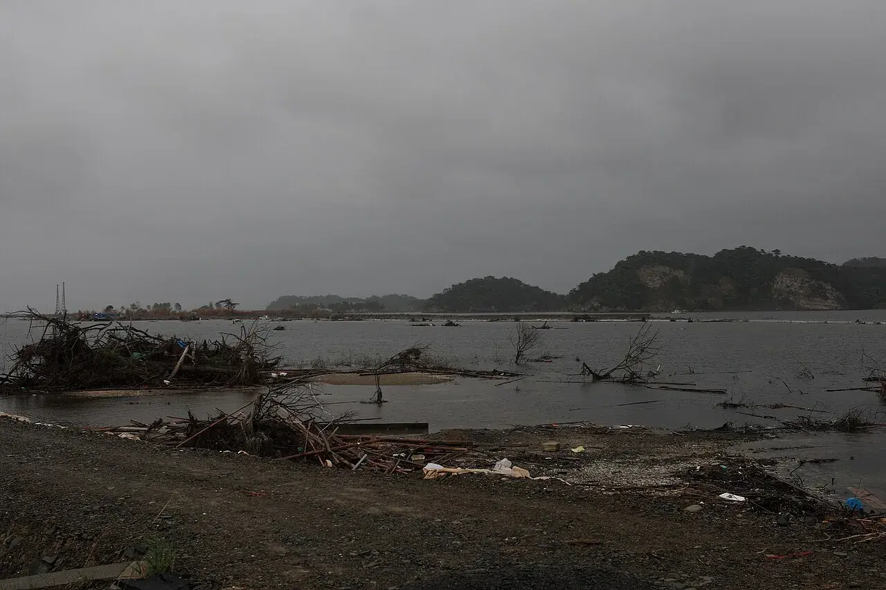 Foto fra 25. juni 2011, der viser ødelæggelserne i Matsushima-området i Miyagi. Meget af vandfladen i forgrunden var tidligere land.