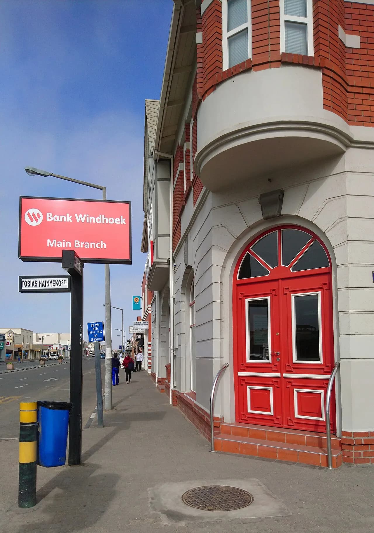 Bank Windhoek’s hovedfilial på Tobias Hainyeko Street i Swakopmund, Namibia. Billedet viser bygningen og bymiljøet omkring indgangen.
