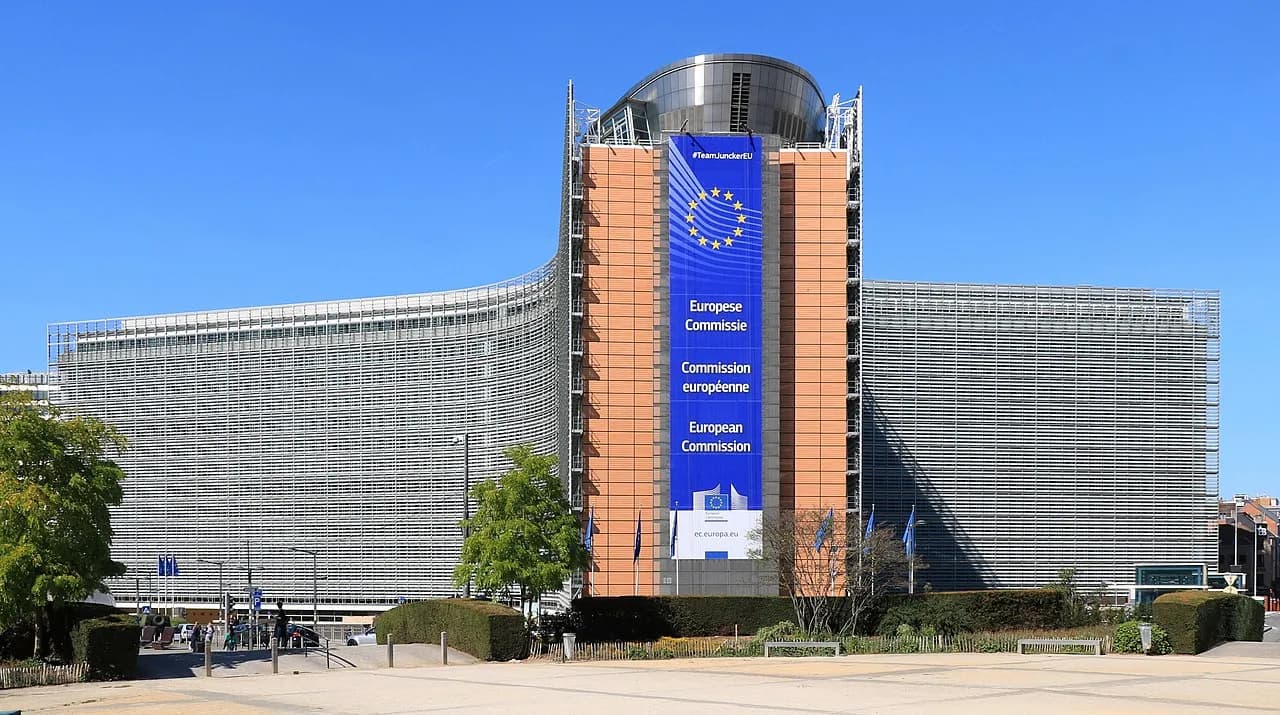 Berlaymont-bygningen i Bruxelles huser Europa-Kommissionens hovedsæde. Fotoet viser bygningen i EU-kvarteret ved Schuman.
