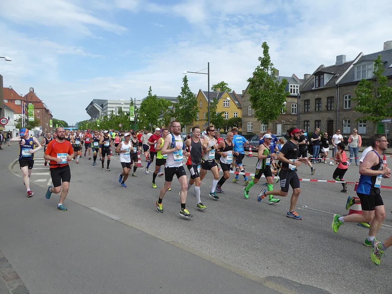 Løbere fra Copenhagen Marathon passerer Øster Allé i København. Billedet er taget, mens deltagerne har rundet omkring 10 km.